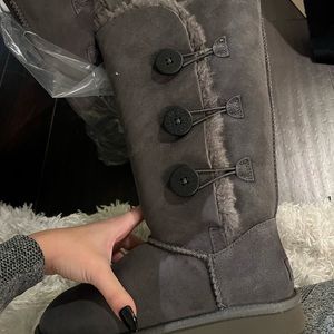 *NWT* Tall Grey Bailey Button Uggs size: 8